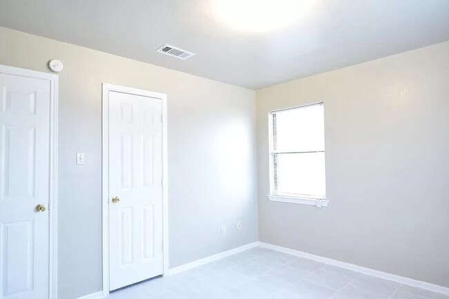 Building Photo - 1504 Benttree Dr