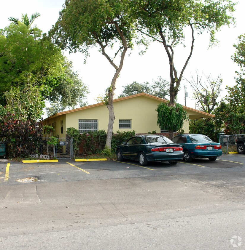 Building Photo - 2715 SW 10th St
