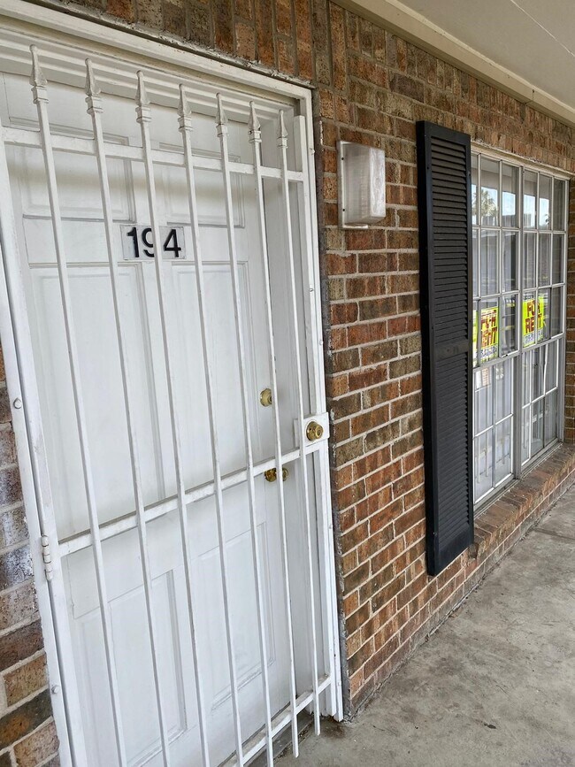 Foto del edificio - 6305 Westward St