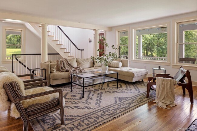 Foto del edificio - 243 Morton Rd