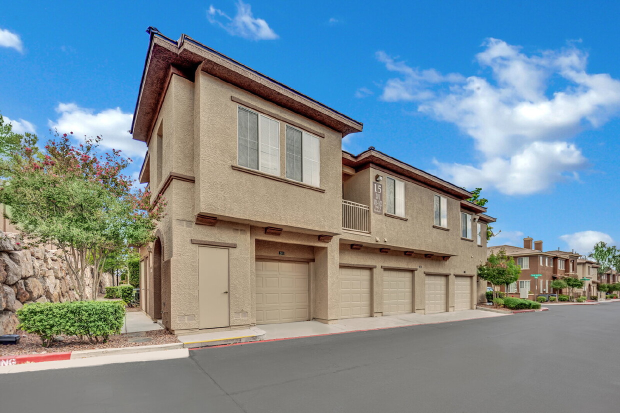Foto principal - Beautiful 3-bedroom, 2-bathroom condo loca...