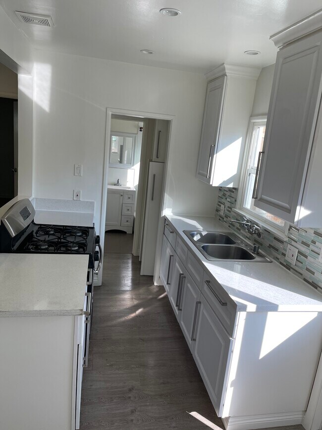 Newer kitchen and full bathroom off hallway - 2823 Hermosa Ave