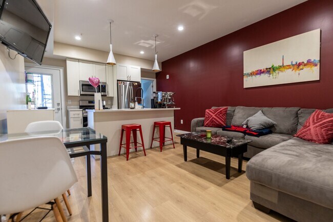 Foto del edificio - Nearly New Two Bedroom Near H Street
