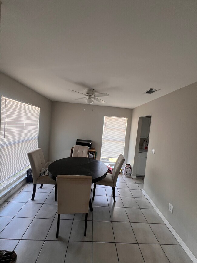 Foto del edificio - 1014 Diplomat Pkwy E