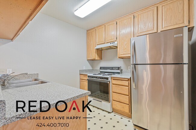 Building Photo - Spacious Two Bedroom with a Private Balcon...