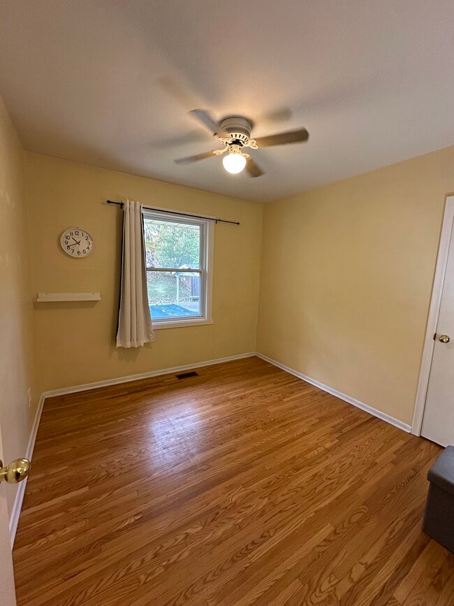 Chambre secondaire avec placard. - 183 Grove Park Dr