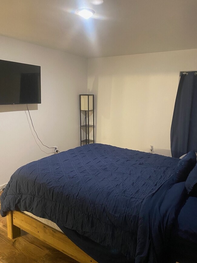 Building Photo - 305 Stedman St