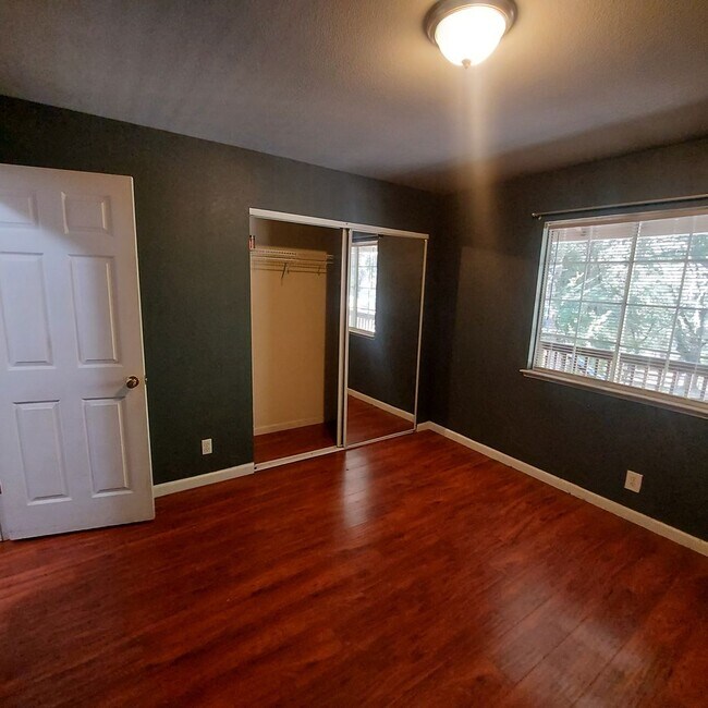 Building Photo - Beautiful Location! Spacious 3 bedroom, 2 ...
