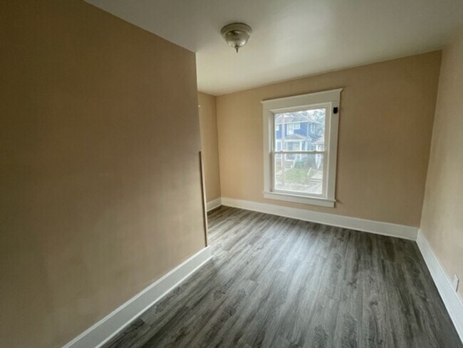 Building Photo - 536 S 11th St