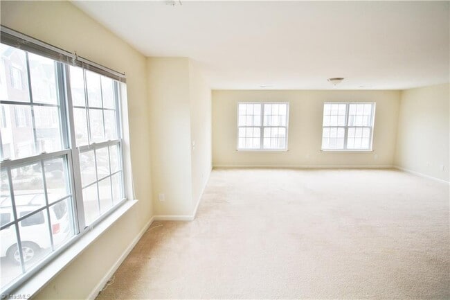Building Photo - 44 Ackland Dr