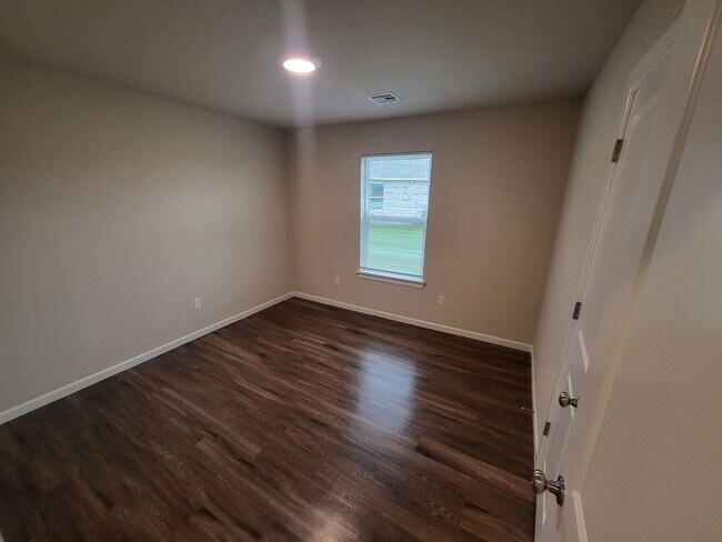 Foto del edificio - 3 bed 2 bath 2 car garage with fenced yard...