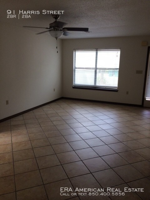 Building Photo - Darling 2 Story Townhome!