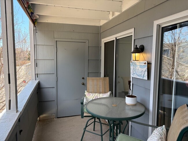 Building Photo - 1 Bed 1 Bath Condo With Large Covered Balcony & Community Pool.