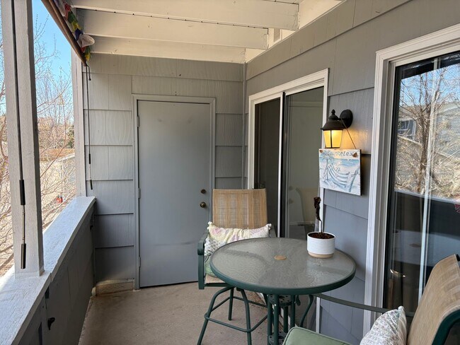 Building Photo - 1 Bed 1 Bath Condo With Large Covered Balcony & Community Pool.