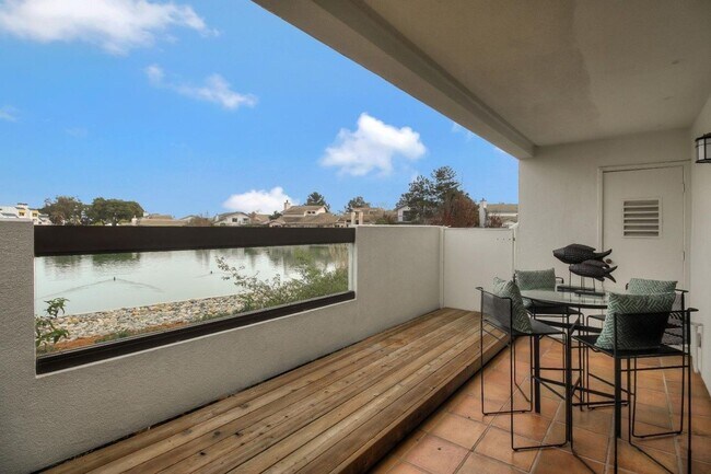 Foto del edificio - 2bd/2bth  Wide Water Views in Serene Foster City Location, with Bonus Den/Office space