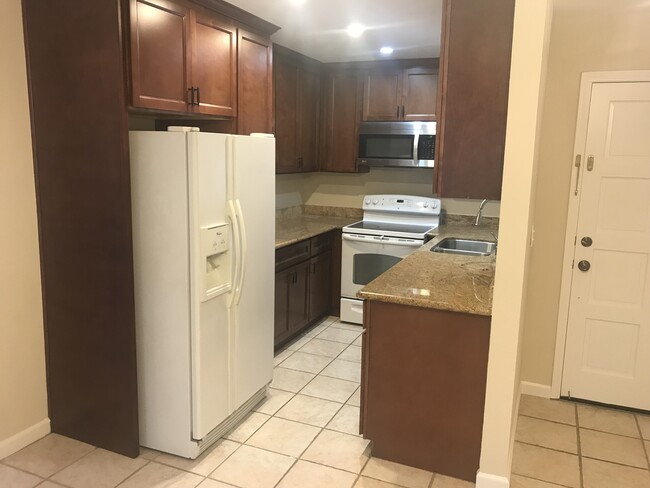 Building Photo - Beautiful 2 bed + 2 bath condo convenientl...