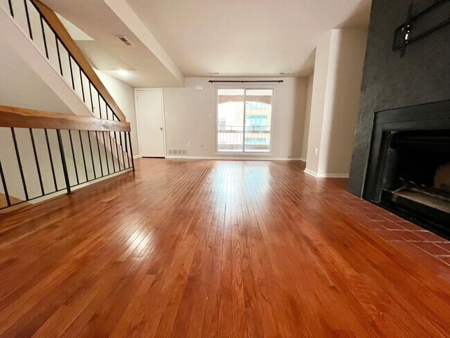 Foto del edificio - Luxurious 3-Bedroom Townhome in Logan Squa...