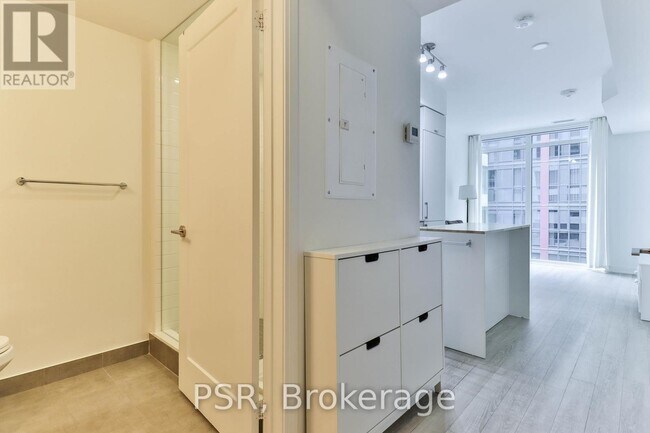 Photo du bâtiment - 576-576 Front St W
