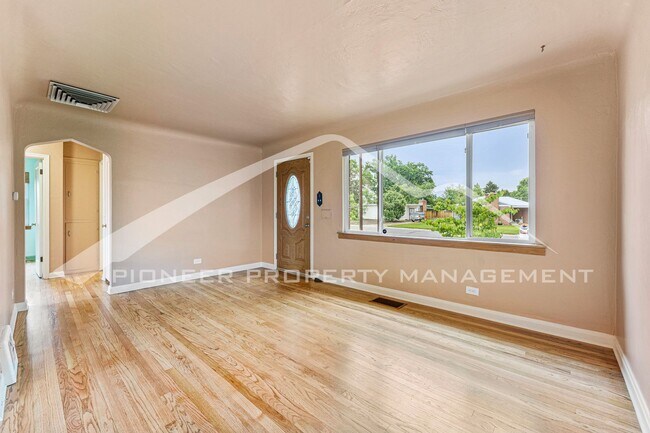 Building Photo - Single Family Home with a 1 Car Garage!