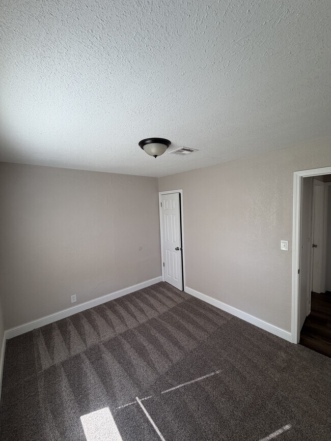 Foto del edificio - 1557 N Volutsia