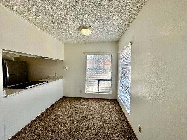 Foto del edificio - Spacious Upstairs 2 bedroom in Allied Gardens!