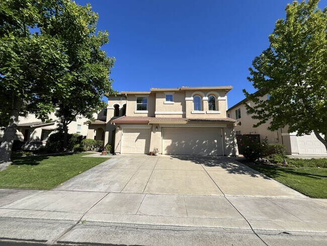 Foto del edificio - COMING SOON!!! 4 bedroom 3 bathroom home in Elk Grove!