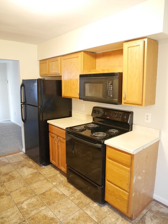 Building Photo - MOVED NOW & SAVE!! 3 Bedroom Townhome loca...