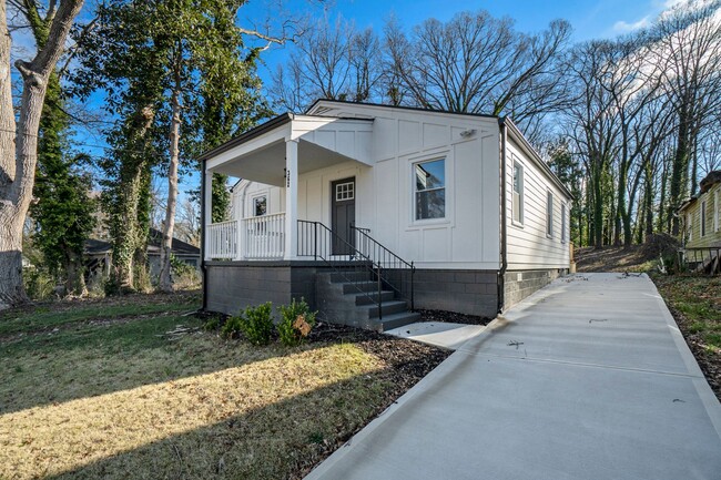 Building Photo - A Cozy, Updated 2-Bedroom Bungalow in the ...