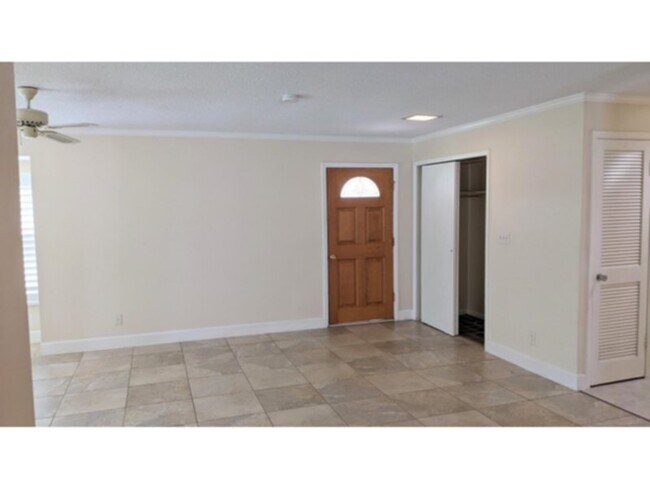 Foto del edificio - Spacious Pool Home Available Now!!