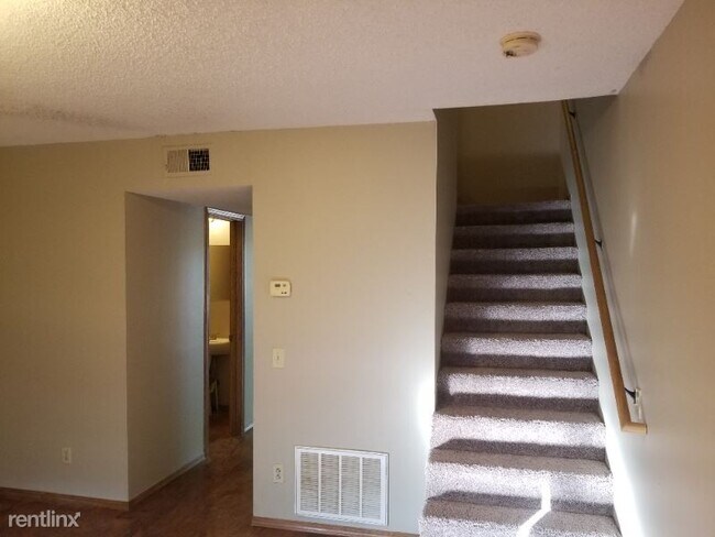 Building Photo - 2 br, 1.5 bath Townhome - 319 N. Madison