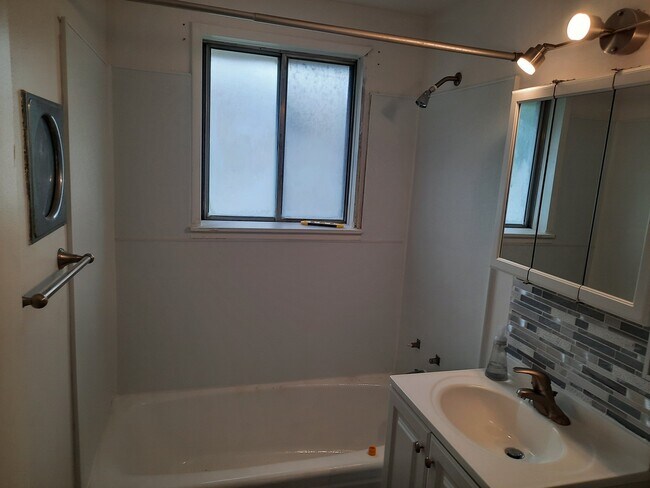 Foto del edificio - 5830 Balsam Rd