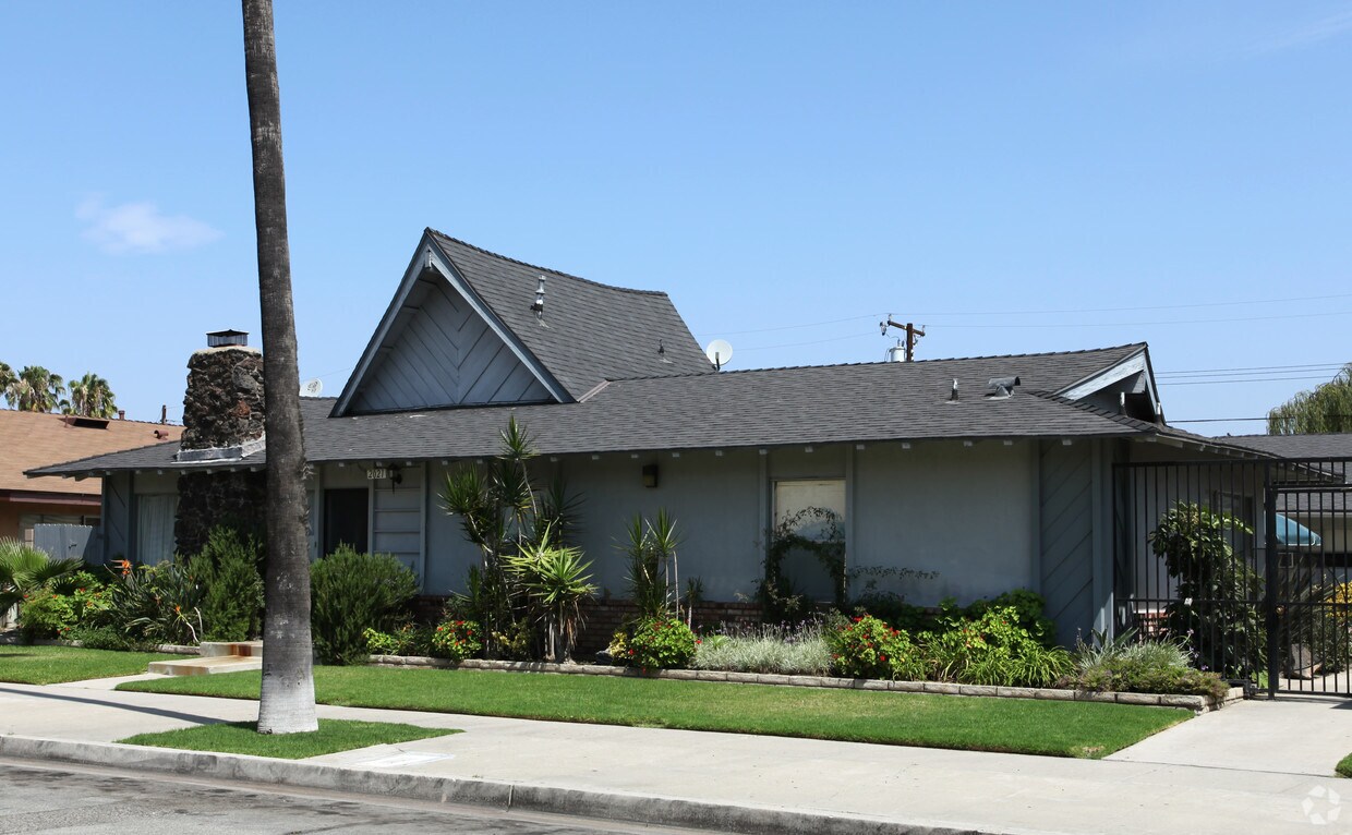 Building Photo - 2021 E Almont Ave