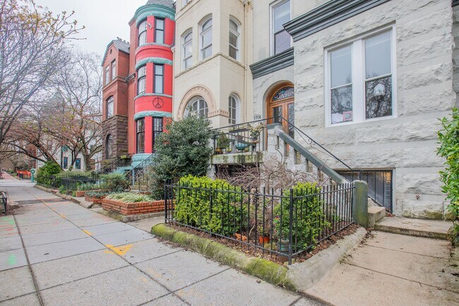 Foto del edificio - Stunning 2 BR/2 BA Condo in Dupont Circle!