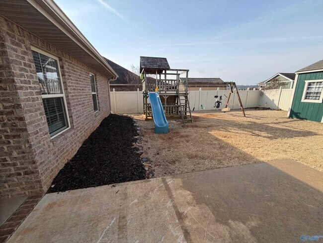 Building Photo - 8 Easy St