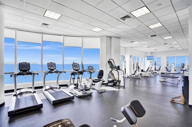 Foto del edificio - 6365 Collins Ave