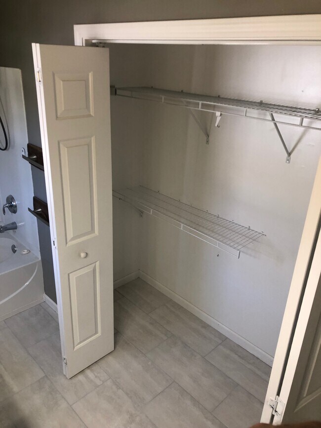 Vestidor en el baño principal - 24 Douglas Fir Ave