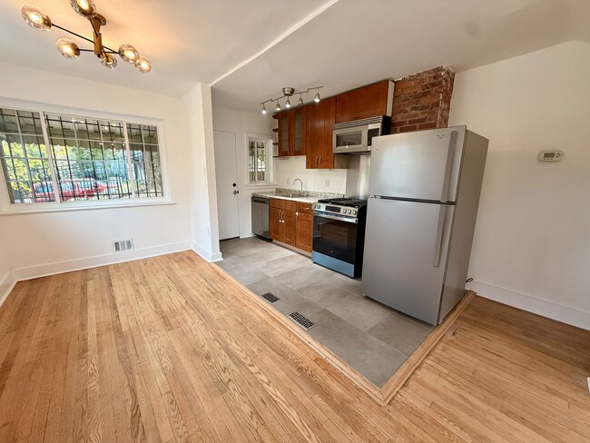 Foto del edificio - 1300 Dexter Terrace SE