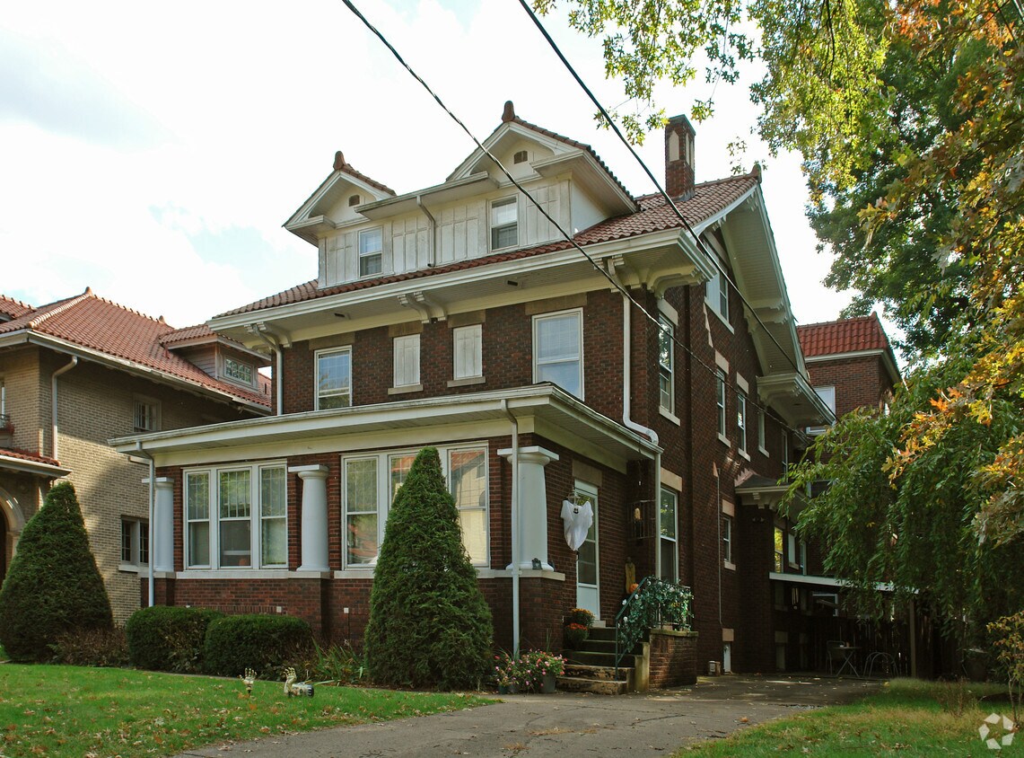 Vista de frente - 1613 Virginia St E
