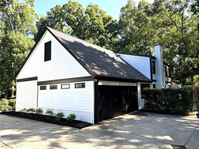 Building Photo - 304 River Valley Rd NW
