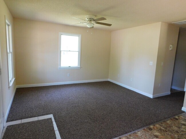 Building Photo - Cozy Home