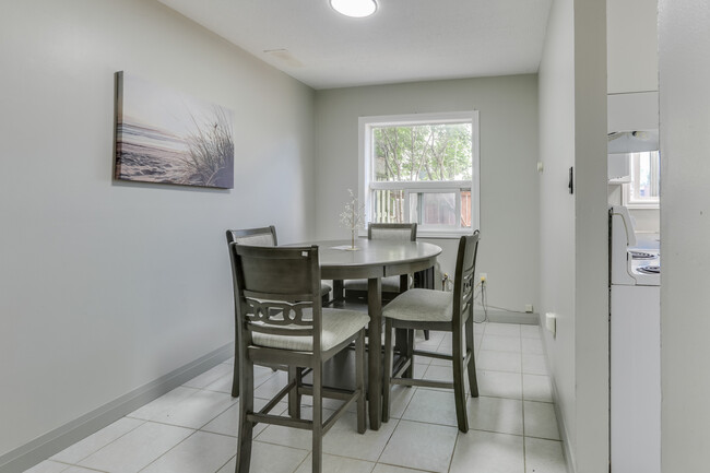 Photo du bâtiment - 3 Bedroom Townhouse in Ingersoll for Rent!...