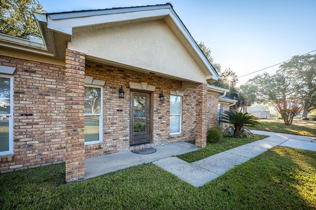 Building Photo - 3 Bedroom 2 Bath Back Bay Luxury Rental Home