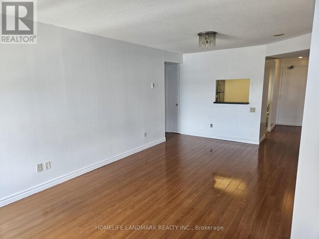 Photo du bâtiment - 901-2460 EGLINTON Ave