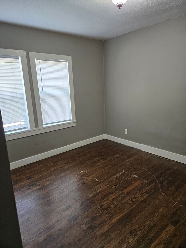 Foto del edificio - Charming 2-Bedroom Home with Open Floor Plan & Fenced Backyard