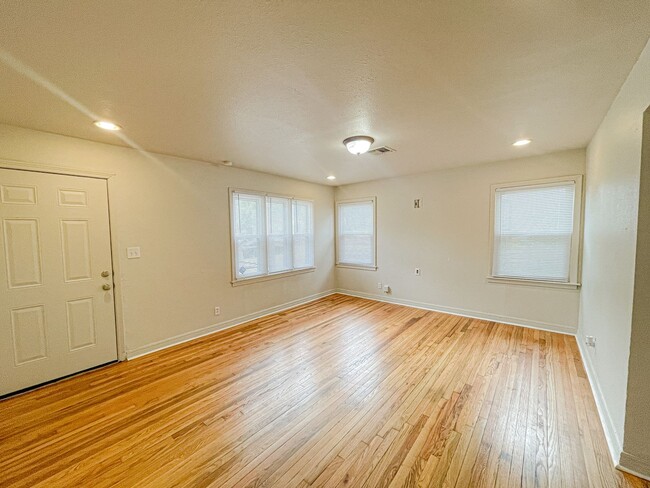 Building Photo - MOVE IN READY! Updated 2 Bed - 1 Bath NW OKC!