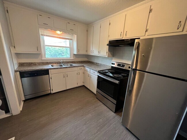 Building Photo - Move in Ready 3 bedrooms and 1.5 bathrooms!