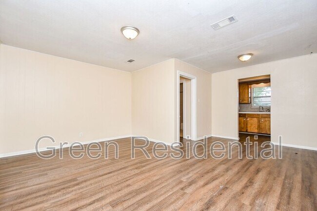 Building Photo - 225 17th Ave N