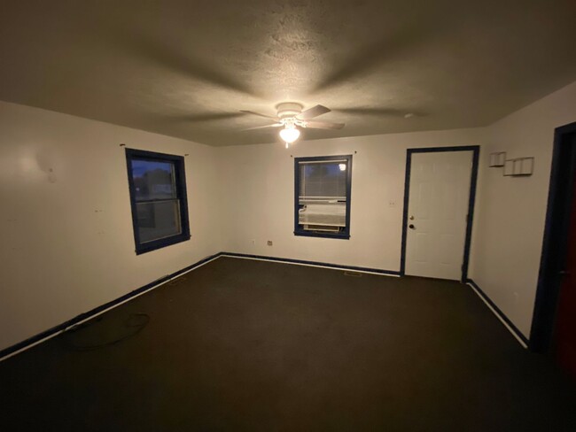 Building Photo - 2 Bedroom, 1 Bath House w/ Basement and Do...