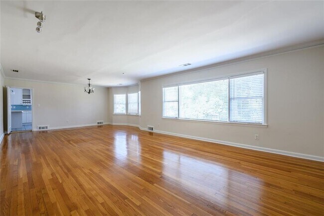 Foto del edificio - 1205 Spring Valley Ln NE