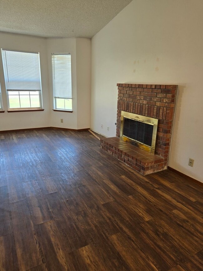 Building Photo - Three bedroom